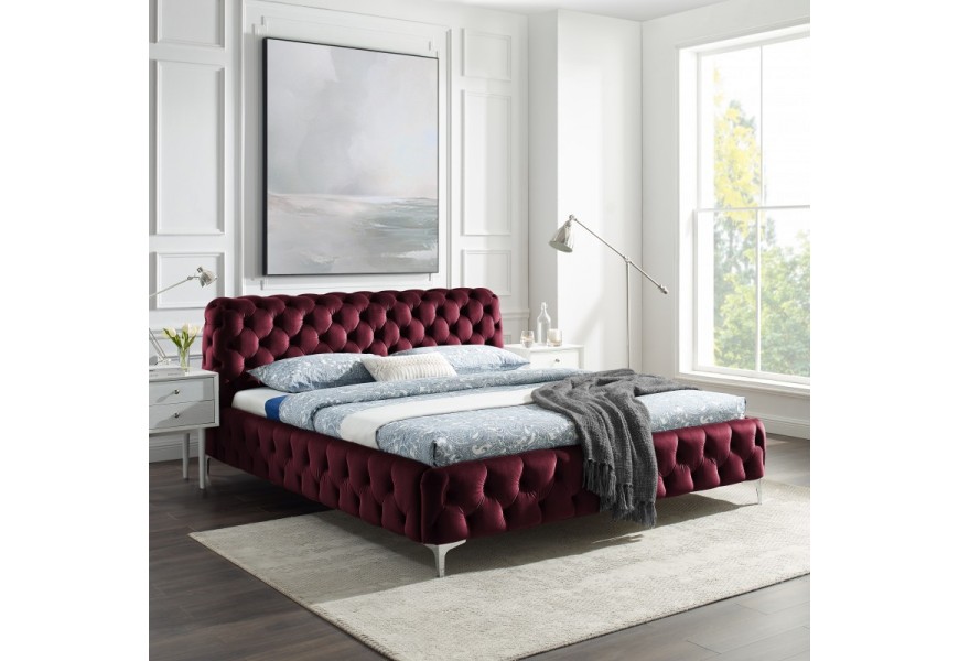 Luxusní chesterfield manželská postel Modern Barock se sametovým potahem v bordó vínové barvě a stříbrnými nožičkami