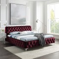 Luxusní chesterfield manželská postel Modern Barock se sametovým potahem v bordó vínové barvě a stříbrnými nožičkami