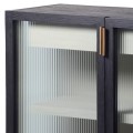 Moderní vitrína Kaleon z masivního dřeva černé barvy a dvířky z rýhovaného skla 105cm