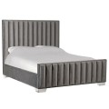 Luxusní moderní manželská postel Denver s šedým prošívaným čalouněním a stříbrnými nožičkami z kovu