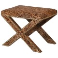 Designová kožená taburetka Feisty s leopardím vzorem a zkříženýma nohama