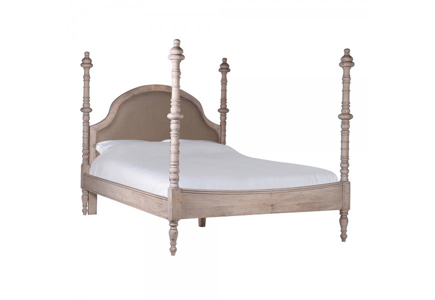 Luxusní vintage manželská postel Nature ze světle hnědého masivního dřeva s rustikálním vyřezáváním
