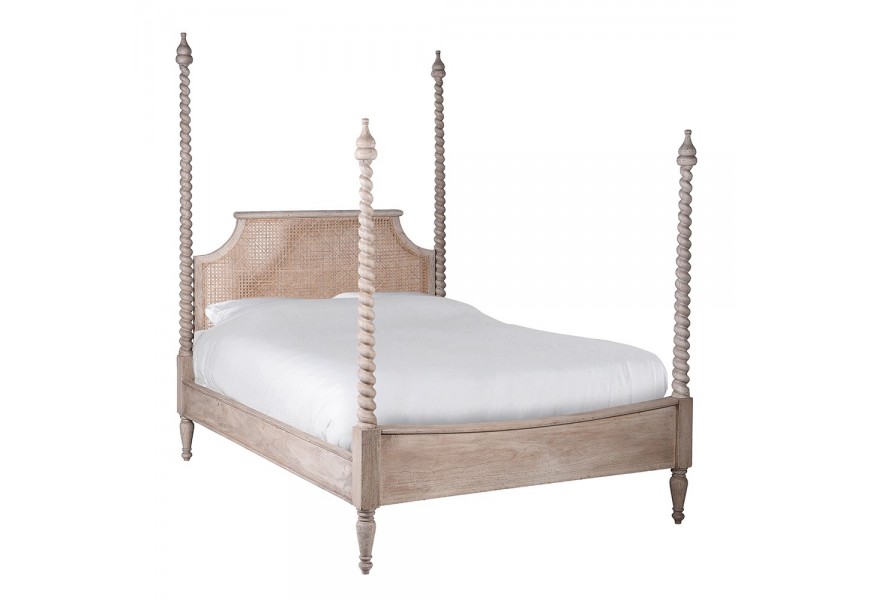 Luxusní rustikální manželská postel Nature z akátového dřeva světle hnědé barvy s ornamentálním vyřezáváním a ratanovým čelem