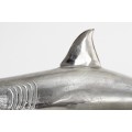 Designová stříbrná dekorace žralok Perry z kovové zlatiny 103cm