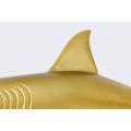 Stylová zlatá dekorace žralok Perry z kovové slitiny na podstavci 103cm