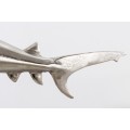 Designová dekorační soška žralok Perry ve stříbrné barvě z kovové slitiny na podstavci 68cm