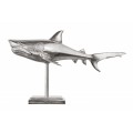 Designová dekorační soška žralok Perry ve stříbrné barvě z kovové slitiny na podstavci 68cm
