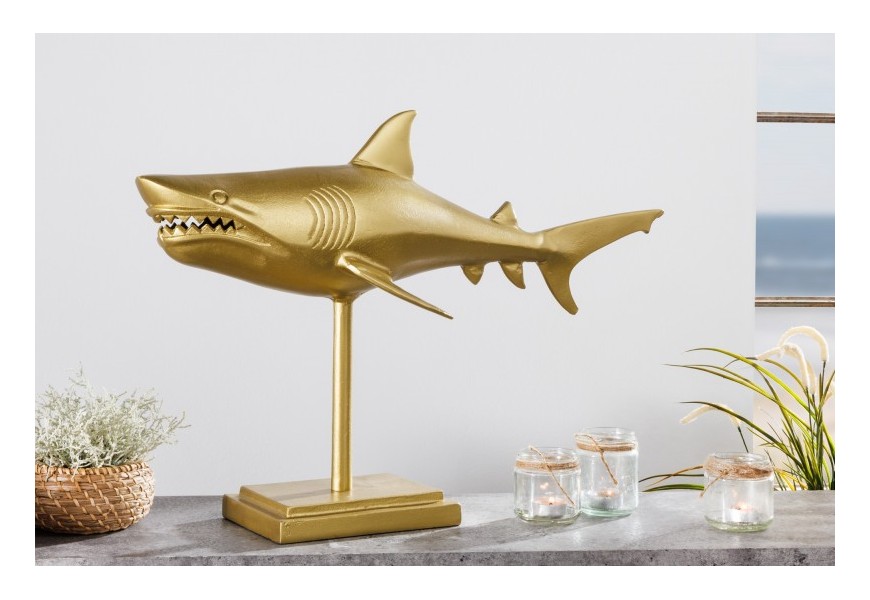 Designová zlatá soška žralok Perry na podstavci z kovové slitiny