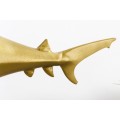 Zlatá designová dekorace žralok Perry z kovové slitiny na podstavci 68cm