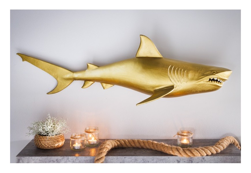 Designová elegantní nástěnná dekorace žralok Perry ve zlatém provedení z kovu