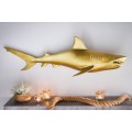 Designová elegantní nástěnná dekorace žralok Perry ve zlatém provedení z kovu