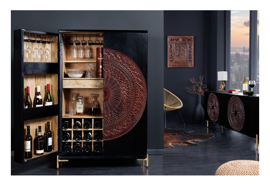Luxusní orientální barová skříňka Sallinger z mangového masivu černé barvy s vyřezávaným hnědým zdobením mandaly