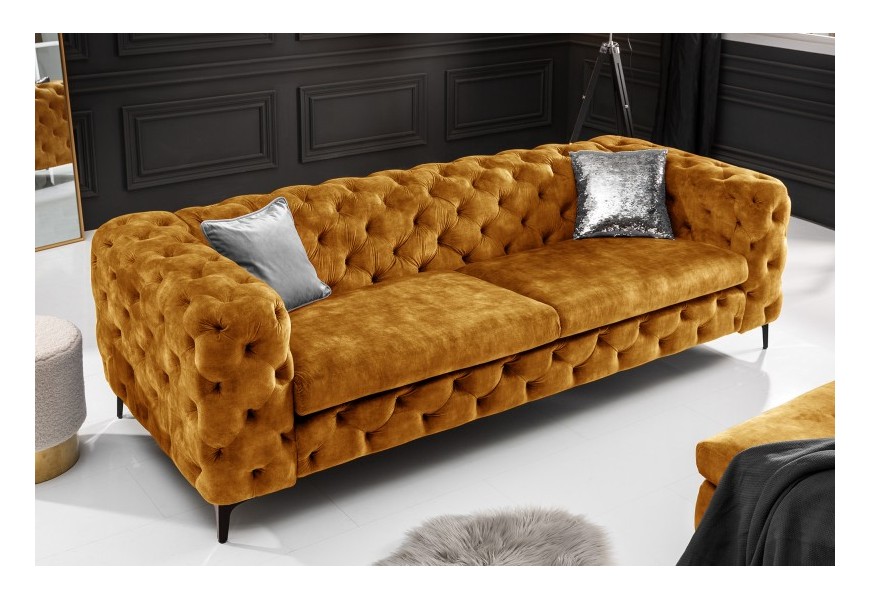 Stylová žlutá sedačka Modern Barock se sametovým potahem s chesterfield prošíváním a nožičkami z kovu