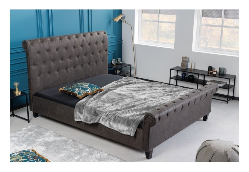 Chesterfield tmavě šedá manželská postel Gambino s čalouněním z mikrovlákna a černými nožičkami ze dřeva