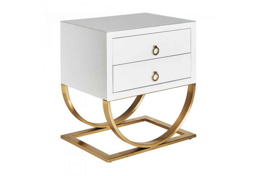 Luxusní bílý noční stolek Bynum v moderním skleněném provedení s kovovou zaoblenou podstavou ve zlaté barvě