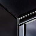 Art-deco noční stolek Bynum v provedení černé sklo se dvěma šuplíky a kovovou zaoblenou podstavou ve zlaté barvě 60cm