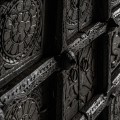 Luxusní orientální příborník Belem z mangového masivu černé barvy s ornamentálním vyřezávaným zdobením 130cm