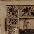 Etno dřevěný příborník Anatoli hnědé barvy s poličkami a dvířky s orientálním vyřezáváním 119cm