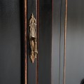 Příborník Romeo v klasickém stylu z masivního mangového dřeva v černé barvě s jemným vyřezáváním na nožičkách 220cm