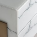 Exkluzivní bílý noční stolek Neva Marble v moderním mramorovém provedení se dvěma šuplíky a nožičkami ve zlaté barvě 55cm