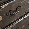 Luxusní ručně vyřezávaná rustikální komoda Breteuil z masivu v tmavě hnědé barvě se čtyřmi zásuvkami 137cm