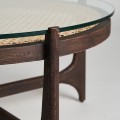 Luxusní moderní kulatý konferenční stolek Nossen v hnědé barvě ze dřeva, skla a ratanu 92cm