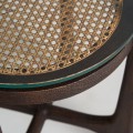 Moderní kulatý příruční stolek Nossen z mangového dřeva, skla a ratanu v hnědé barvě 56cm