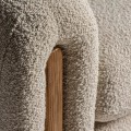 Luxusní boucle křeslo Aurelia bílé v art-deco stylu s hnědými nožičkami z dubového masivu 94cm