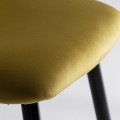 Art deco moderní jídelní židle Celia se sametovým okrovým potahem a černýma nohama z kovu 86cm