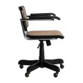 Stylová industriální otočná kancelářská židle Moher s černou konstrukcí a hnědým ratanovým výpletem na kolečkách 73cm