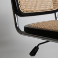 Stylová industriální otočná kancelářská židle Moher s černou konstrukcí a hnědým ratanovým výpletem na kolečkách 73cm