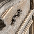 Rustikálna vintage komoda Melisandre z masivního dřeva sivohnědé barvy se šiestimi zásuvkami a ornamentálním vyřezáváním 134cm