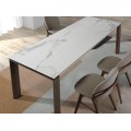 Moderní rozkládací jídelní stůl Vita Naturale ze dřeva a porcelánu v provedení ořech a bílý mramor 180-235cm