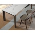 Moderní jídelní stůl v provedení bílý mramor a elegantní jídelní židle v norkové barvě z masivního dřeva