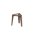 Designový trojúhelníkový příruční stolek Vita Naturale hnědý s konstrukcí z ořehové dýhy