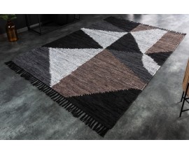 Kožený koberec Lora s trojúhelníkovým vzorem - moderní a jedinečný design v černé, bílé, hnědé a šedé barvě
