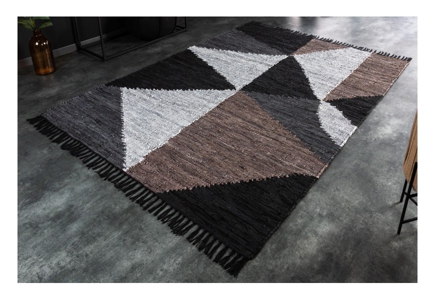 Kožený koberec Lora s trojúhelníkovým vzorem - moderní a jedinečný design v černé, bílé, hnědé a šedé barvě