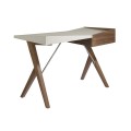Pevná konstrukce stolu Vita Naturale s přírodní ořechovou dýhou s viditelnými liniemi dřeva