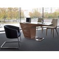 Kancelářský stůl Vita Naturale je vyroben ze dřeva a ořechové dýhy s přírodním nádechem