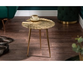 Příruční art deco stolek Leaf na šikmých nožičkách ve zlaté barvě v kovovém provedení s vrchní deskou ve tvaru listu