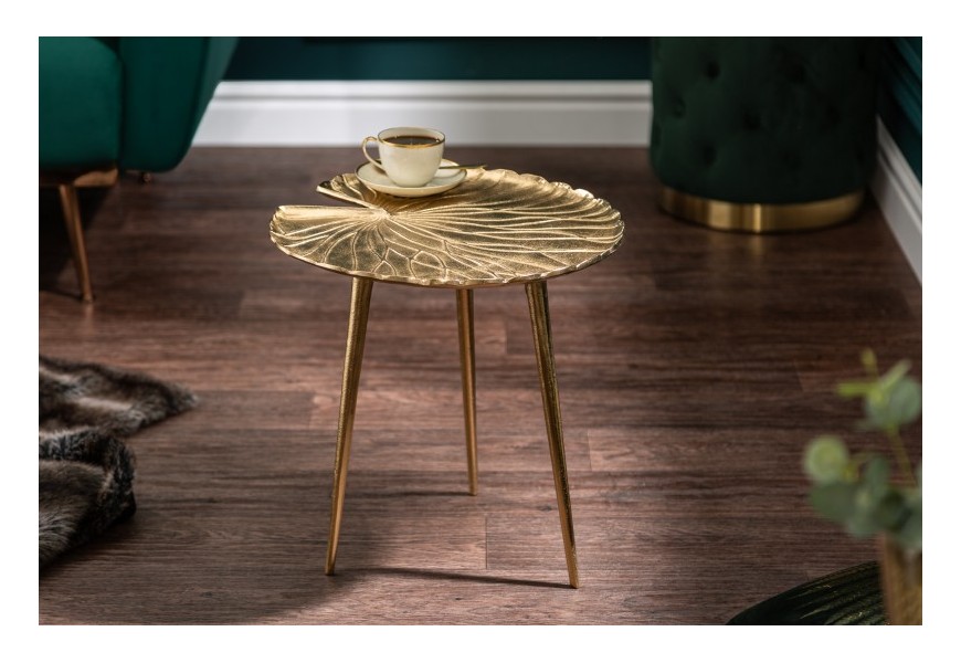 Art deco zlatý příruční stolek Leaf s kovovou konstrukcí na čtyřech nožičkách s vrchní deskou ve tvaru listu