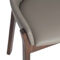 Odolná konstrukce z masivního dřeva a kvalitní koženkové čalounění židle Vita Naturale