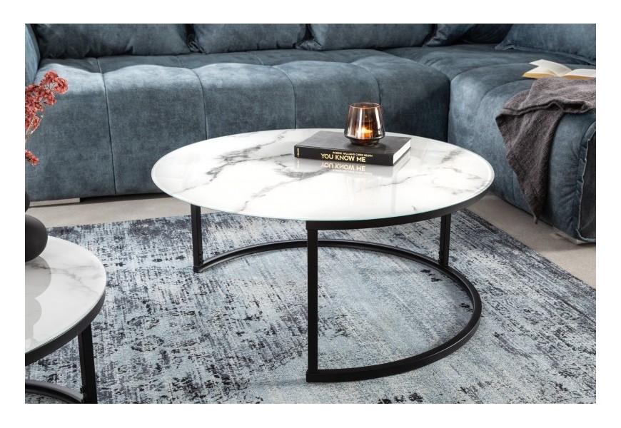Designový kulatý konferenční stolek Soleil s černou kovovou podstavou a bílou skleněnou deskou s mramorovým efektem