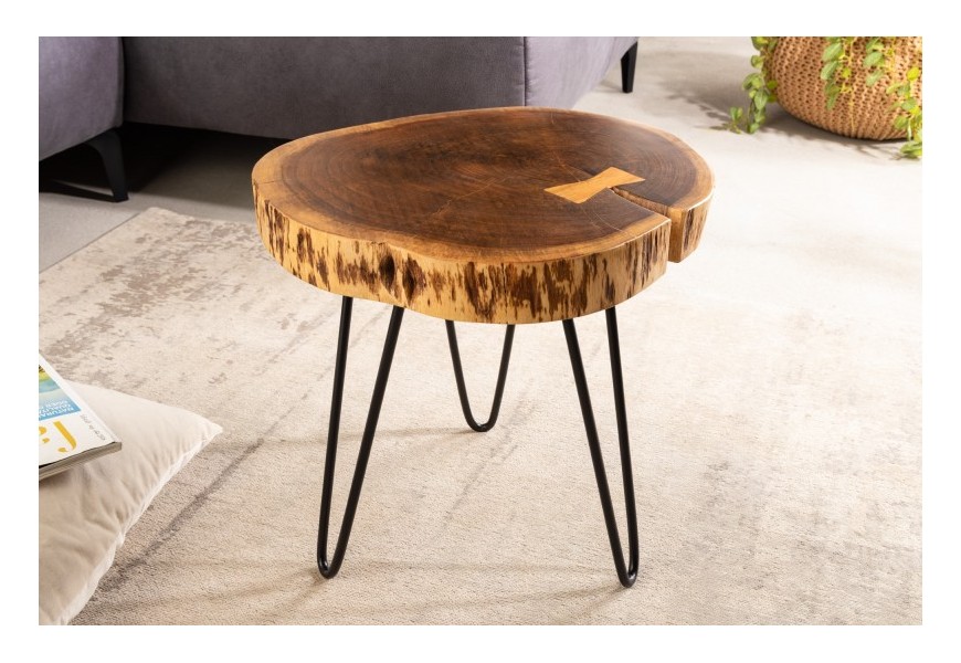 Designový příruční stolek Terra z masivního akátového dřeva hnědé barvy s černými zaoblenými nožičkami