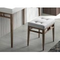 Dřevěná podnožka Vita Naturale s minimalistickým designem a výplní z polyuretanové pěny pro maximální pohodlí