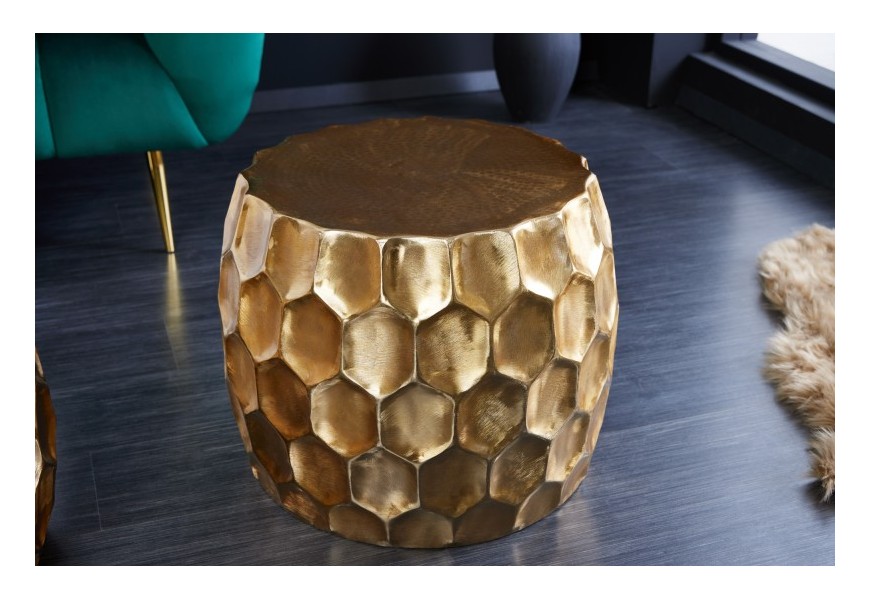Orientální zlatý příruční stolek Himare z kovové slitiny s reliéfním vzorem 55cm