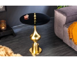 Luxusní art deco příruční stolek Marietta zlaté barvy s černou kulatou povrchovou deskou z tvrzeného skla