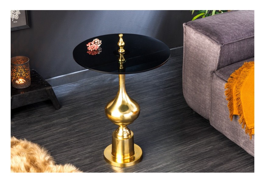Luxusní art deco příruční stolek Marietta zlaté barvy s černou kulatou povrchovou deskou z tvrzeného skla