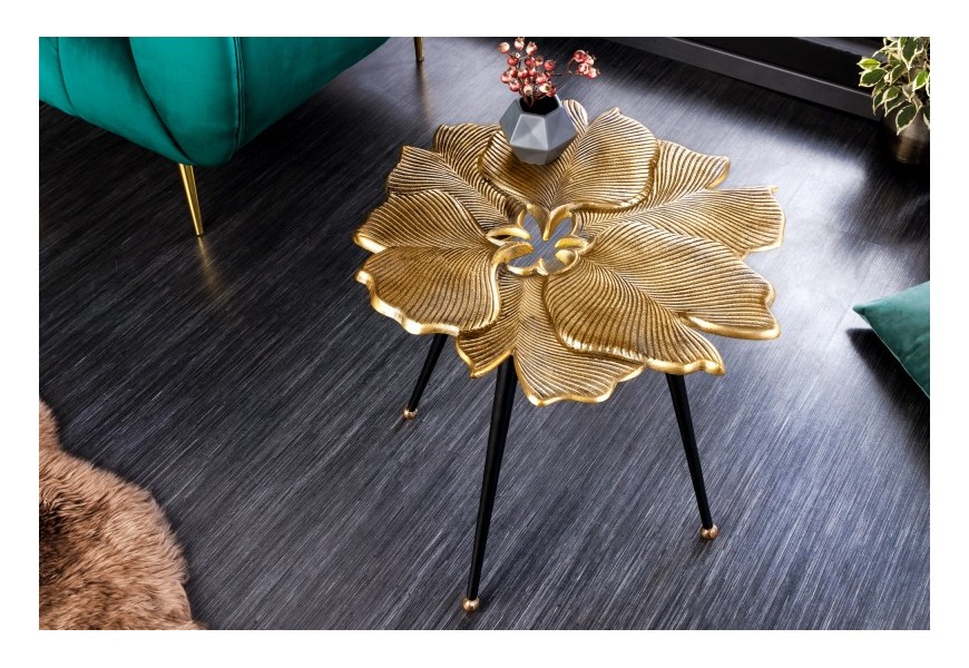 Luxusní art deco příruční stolek Ginko z kovu ve tvaru listů jinanu zlaté barvy s černými nožičkami