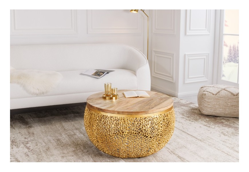 Designový art deco konferenční stolek Hoja na zlaté metalické kovové podstavě a s vrchní deskou z mangového masivu v přírodní hnědé barvě